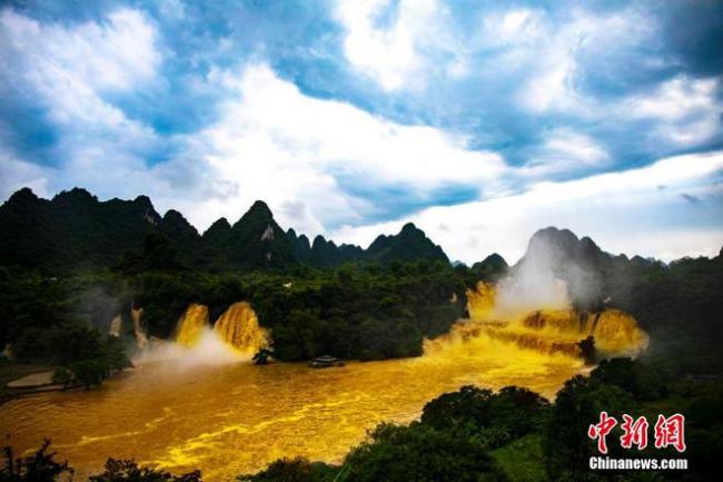 亚洲第一跨国瀑布呈现“黄金瀑布”壮观景象