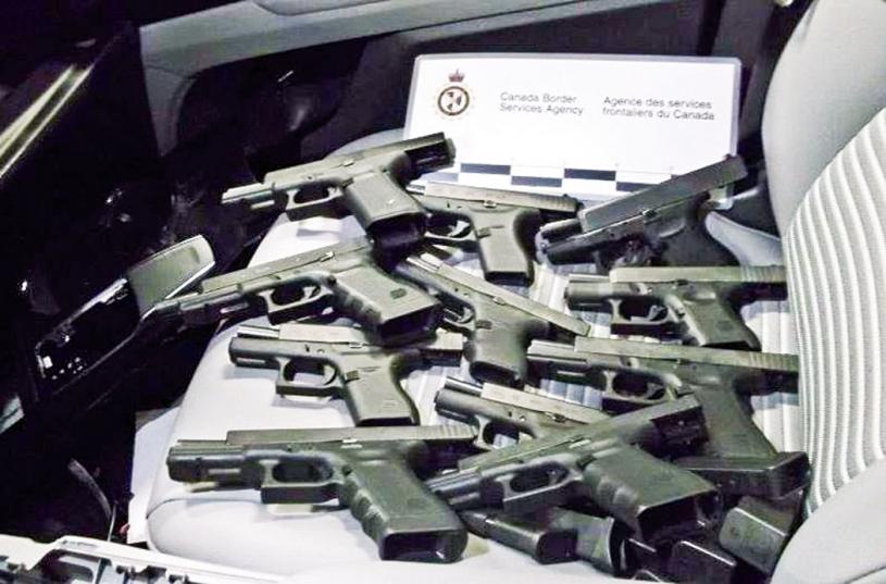 ■图为加拿大边境服务局截获的手枪。 星报资料图片