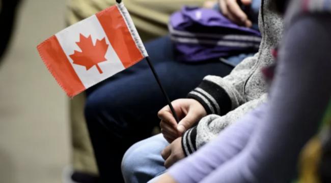 快讯：加拿大敞开国门狂送枫叶卡！推出永久快速移民通道！今年已20万移民登陆