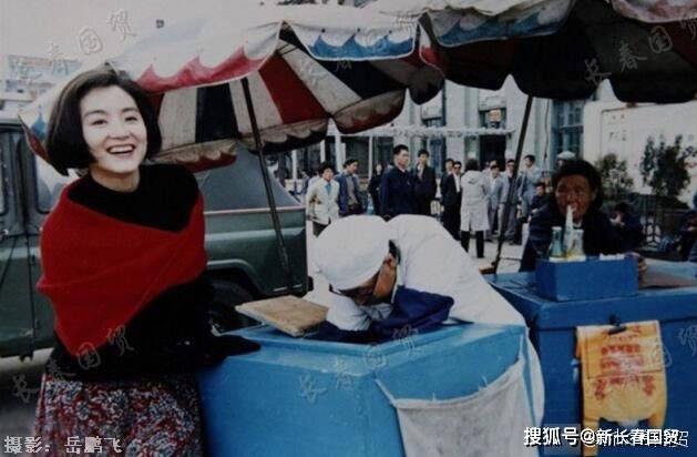 林青霞32年前旧照曝光 与老奶奶当街热聊