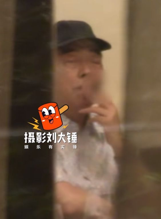 陈凯歌全家聚餐被拍 在室内抽烟一脸享受