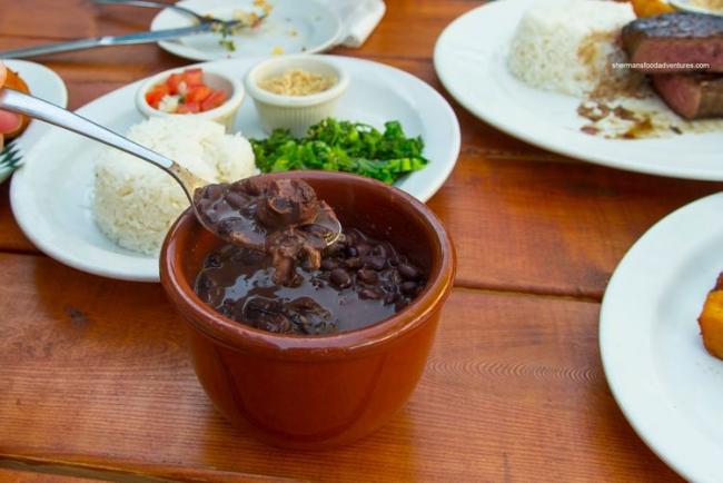 巴西美食不仅仅只有烤肉那么简单，还有很多接地气的传统美食，比如巴西“国菜”黑豆饭