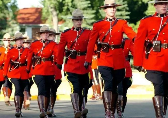 加拿大年薪万警员兼职卖房子 被同事逮捕