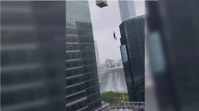 惊险：加拿大建筑工人被悬挂在高空中