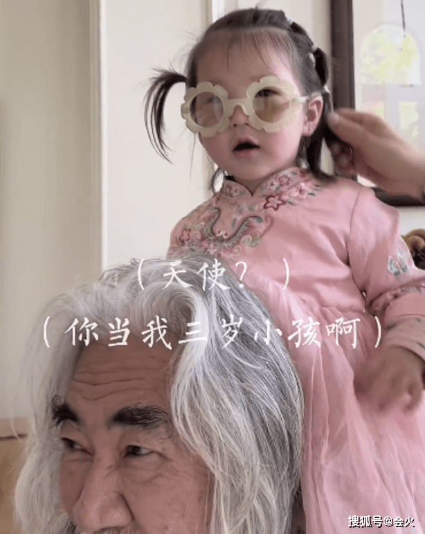 71岁张纪中罕晒带娃照 被两岁小女儿骑脖子