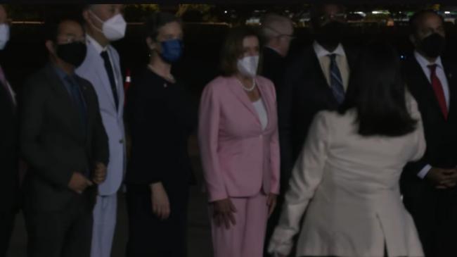 25年首次 美众议院议长赴台 佩洛西粉色套装现身