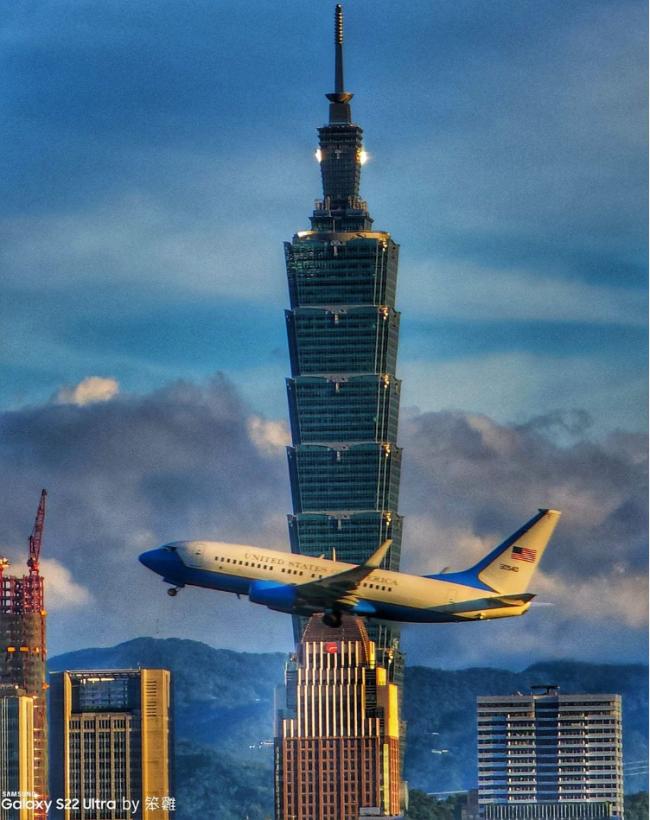 历史一刻！佩洛西飞离台湾 专机快闪101大楼