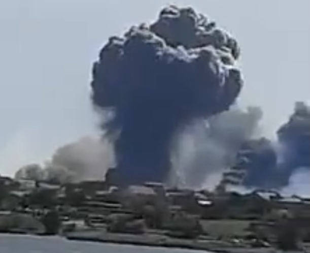 蘑菇云腾空而起：克里米亚俄空军基地发生大爆炸