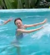 40岁李小璐穿泳装秀好身材 落水后素颜模样大变