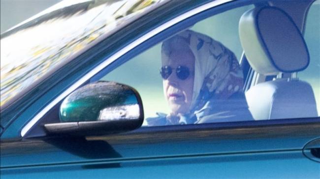 英女王“95岁开车兜风”被摄！唯一无照驾驶