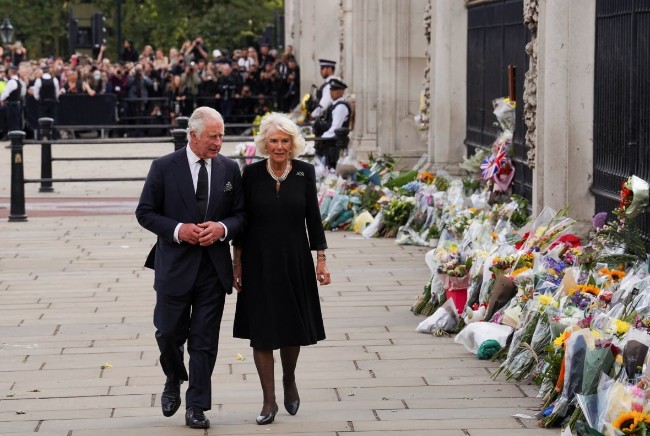追悼！英国鸣枪悼念女王  查尔斯首次公开发表全国讲话！