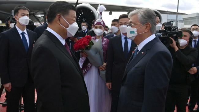 习近平抵达哈萨克斯坦 仪仗队罕见戴口罩