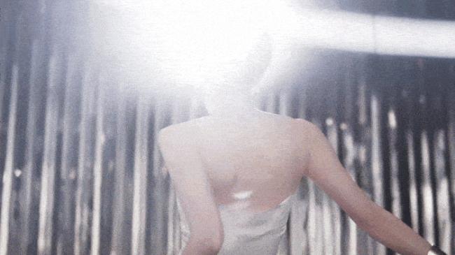 53岁王菲拍性感广告 穿抹胸裙躺地上曲线妙曼