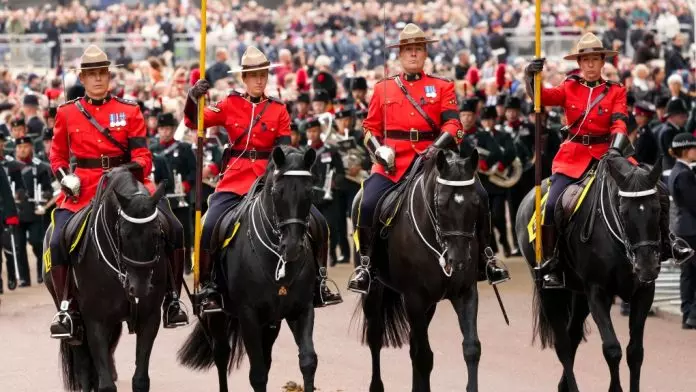 送女王最后一程 4名加拿大皇家骑警和马匹随行