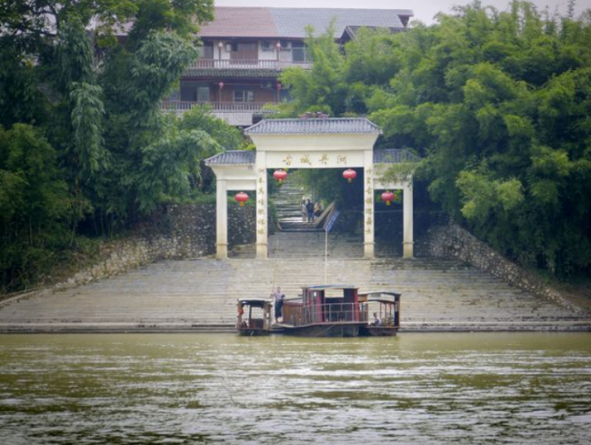 中国“漂”在水上的古城 400年没有桥不通车