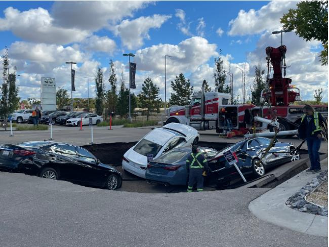 加拿大停车场惊现巨大天坑：4辆汽车被生吞