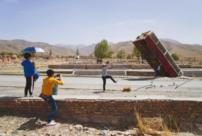 甘肃省最诡异的景点 现场一片废墟游客却抢着去