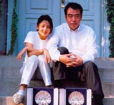 20多年前陈红在陈凯歌家沙发拍照 堪称人间尤物