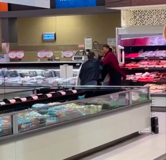 华人超市发生斗殴事件 顾客抄起鞋扇超市员工脸