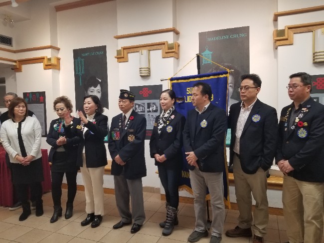温哥华阳光狮子会组织华裔青少年参观华裔军事博物馆并义卖虞美人花