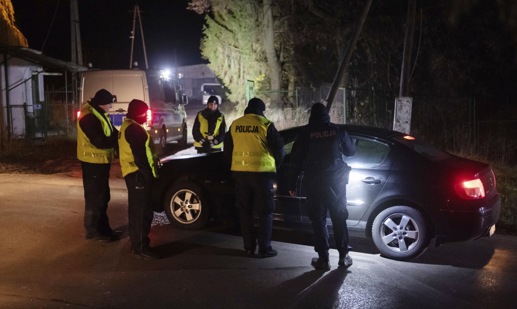 波兰警方在爆炸后封闭附近道路并检查汽车。AP图片