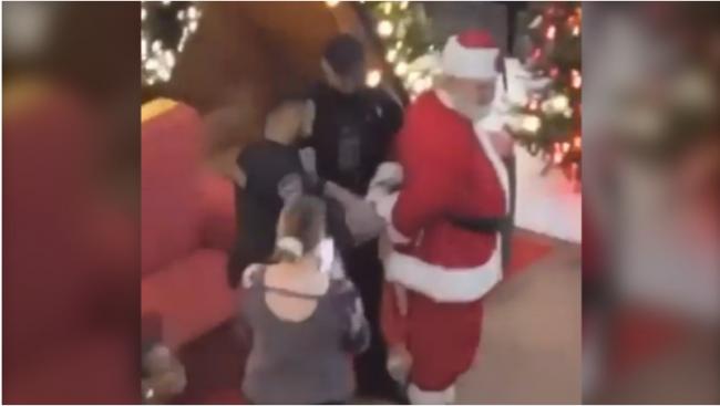 圣诞老人在加拿大商场内被当众戴上手铐逮捕