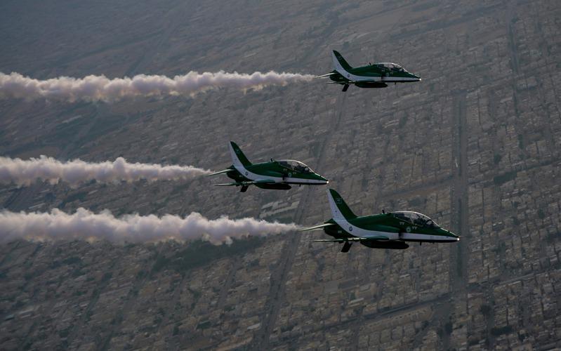习近平专机飞近沙乌地阿拉伯利雅得上空时，沙国派出礼宾护卫机伴飞。（新华社）