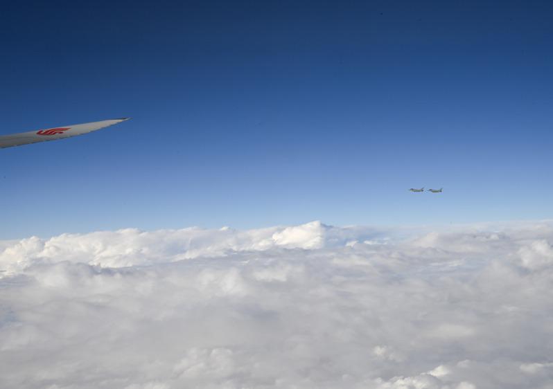 习近平专机抵达沙国领空后，有四架沙国空军战机升空护航。（新华社）