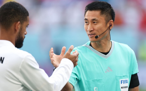 举牌6次收入60万：世界杯上的中国裁判，工资为啥这么高？