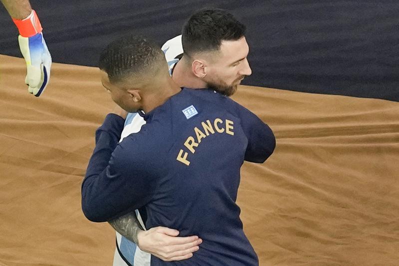 阿根廷队梅西(左)与法国队姆巴佩赛前拥抱。(美联社)