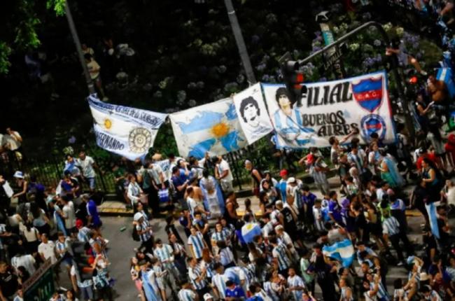 疯狂！200万球迷涌入阿根廷首都：膜拜梅西