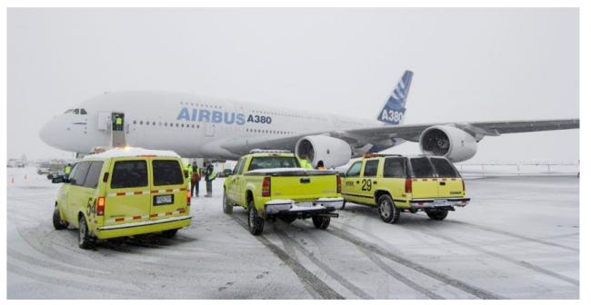 30厘米豪雪!温哥华再瘫痪:机场停摆+海陆路封闭