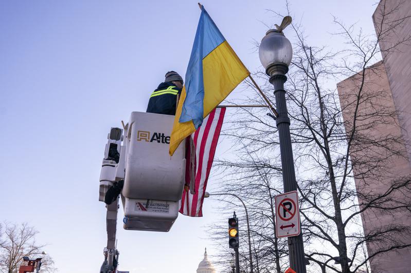 泽伦斯基到访华府，街道两旁挂上乌克兰和美国国旗，象徵此行仍属国事访问。（美联社）