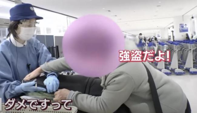 中国大妈大闹日本机场！带整箱肉干入境被拦，发飙尖叫：强盗、抢劫