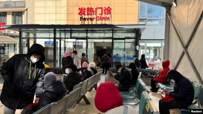 上海市民在一家医院的发热门诊候诊。（2022年12月24日）