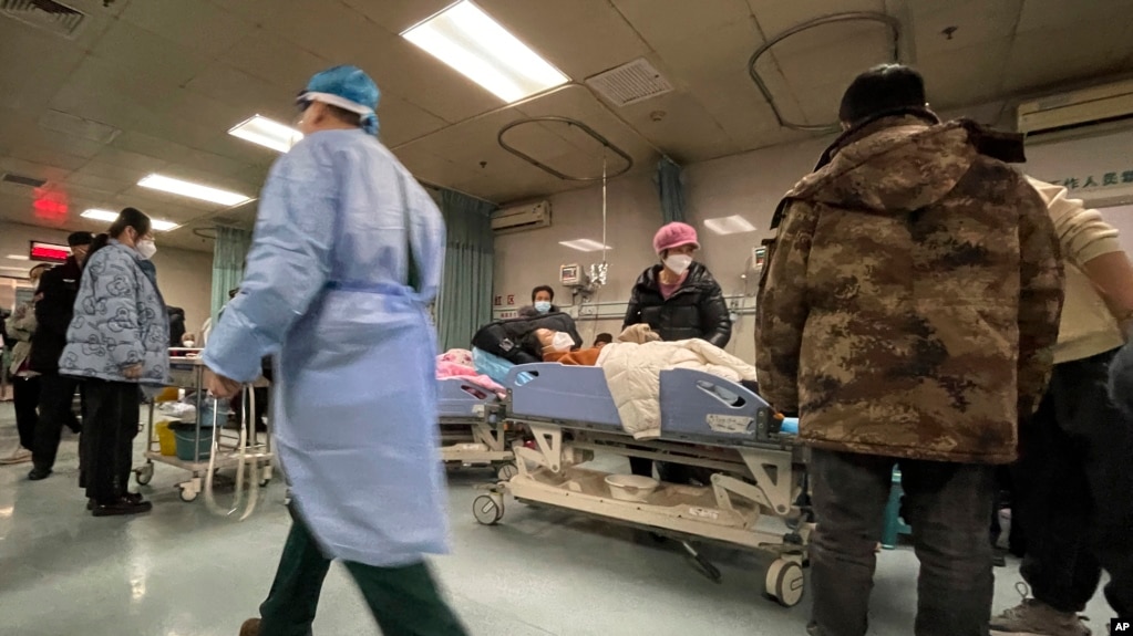 河北廊坊第四人民医院的新冠病人在接受治疗。（2022年12月22日）