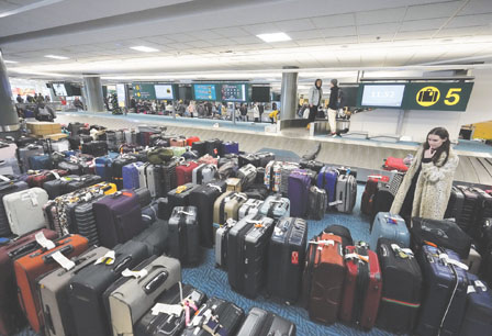 震惊！约有2500件行李箱滞留在温哥华国际机场