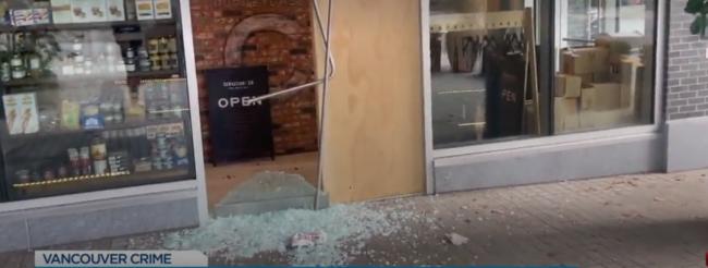 大温餐厅开业1年被打劫4次 女匪穿加拿大鹅砸窗