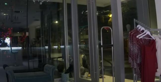 大温餐厅开业1年被打劫4次 女匪穿加拿大鹅砸窗