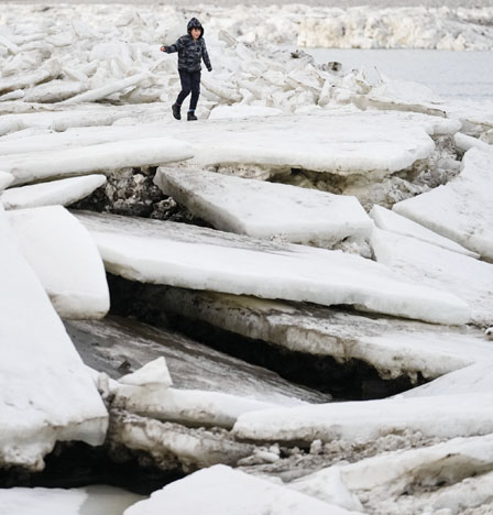 菲沙河岸现巨型冰块 专家：主因雪暴干旱