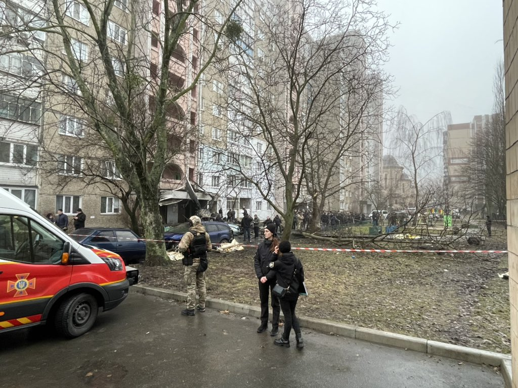 乌克兰一架直升机在基辅市郊一所幼儿园和一栋住宅楼附近坠毁。网图