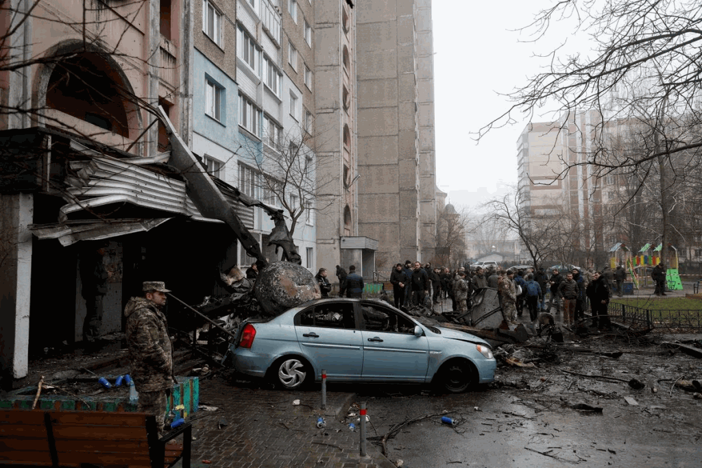 直升机在基辅市郊坠毁爆炸并燃起大火，现场留下残骸。路透社