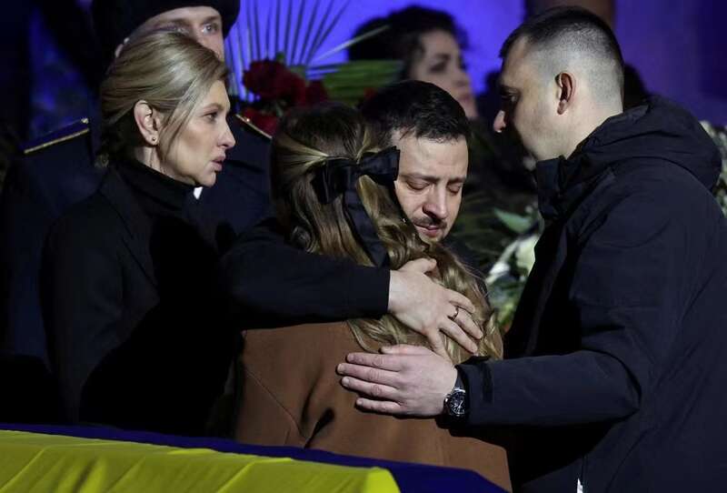 坠机事故丧生7名高官 泽连斯基参加仪式声泪俱下