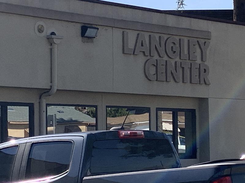 蒙市兰利老人中心（Langley Center）设立被害人家属临时服务机构。（记...