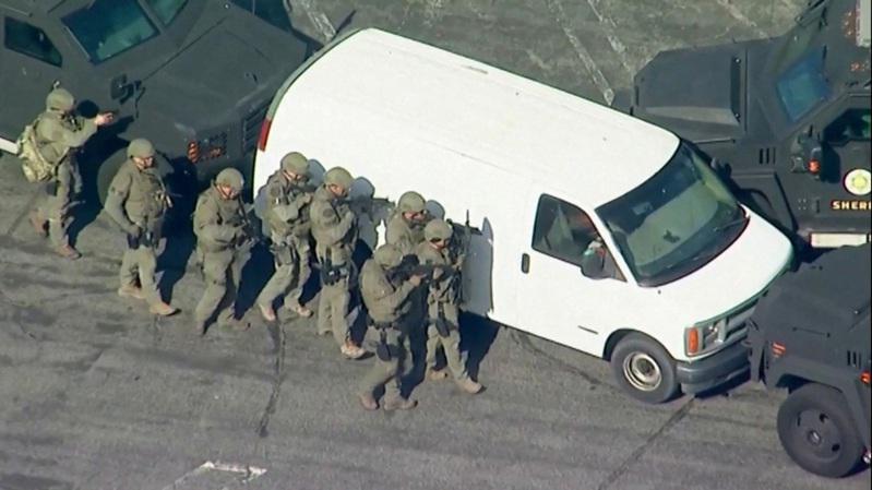 特警部队22日围捕蒙特利公园市大规模枪击案嫌犯。(路透)