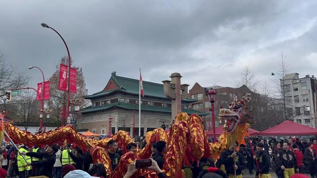 春节游行的热闹和喜庆，能否治愈温哥华唐人街的伤？