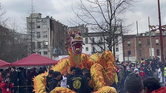 春节游行的热闹和喜庆，能否治愈温哥华唐人街的伤？