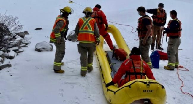 安省南部冰层破裂雪车坠湖 一人失踪一人送院