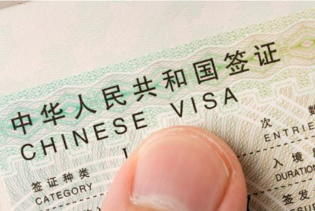 华人挤爆中国签证中心 美国临时绿卡有效期延长