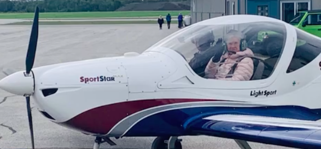 太飒！加拿大91岁奶奶驾驶飞机冲上云霄+跳伞！
